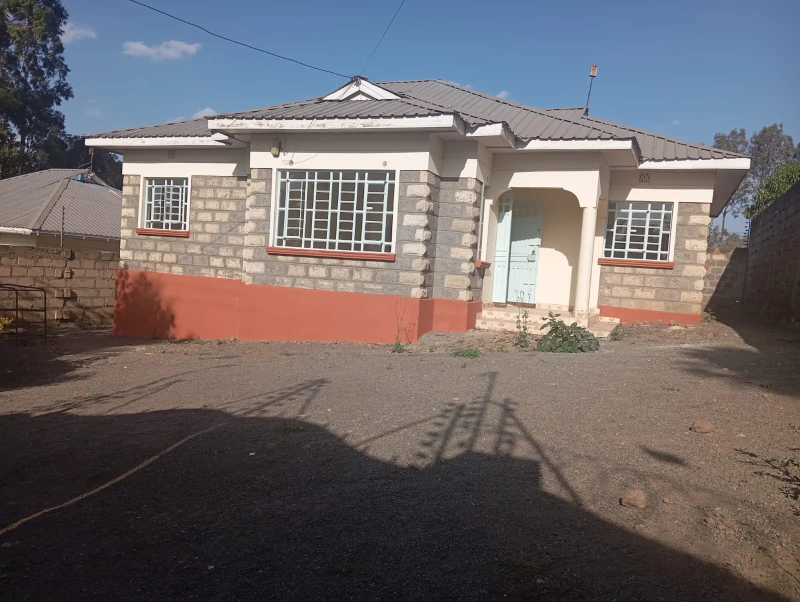 🏡 Spacious 3 bedroom Master Ensuite Bungalow To let 35K per month.